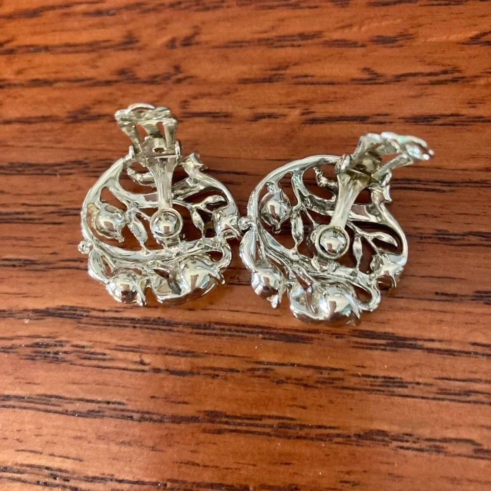 Vintage Lisner Rhinestone Earrings Silver Tone 1” Clip on earrings
